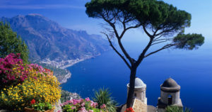 La Costiera Amalfitana vista da Villa Rufolo, a Ravello (foto International Photobank/Alamy/Milestone Media)